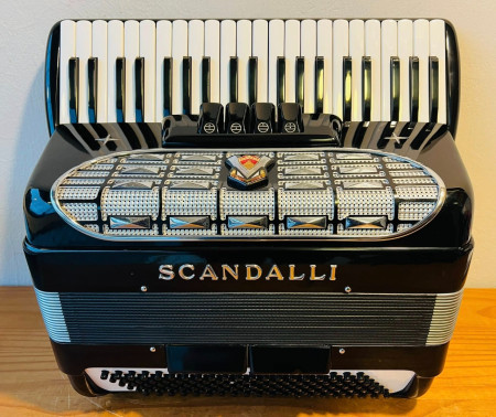 Scandalli 120 baixos (R$7.300,00)