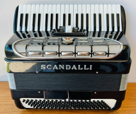 Scandalli 120 baixos (R$6.500,00)