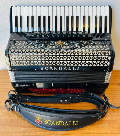 Scandalli 120 baixos (R$9.000,00)