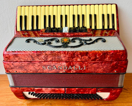 Scandalli 120 baixos (R$4.800,00)